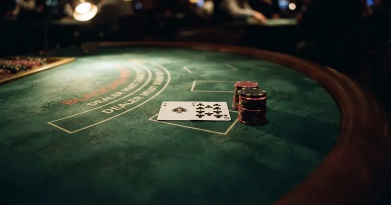 Osvijetljen stol za igru s kartama, snimljen odozgo — blackjack casina u hrvatskoj