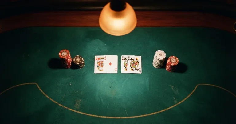 Osvijetljen stol za igru s kartama, snimljen odozgo — casino aparati u hrvatskoj
