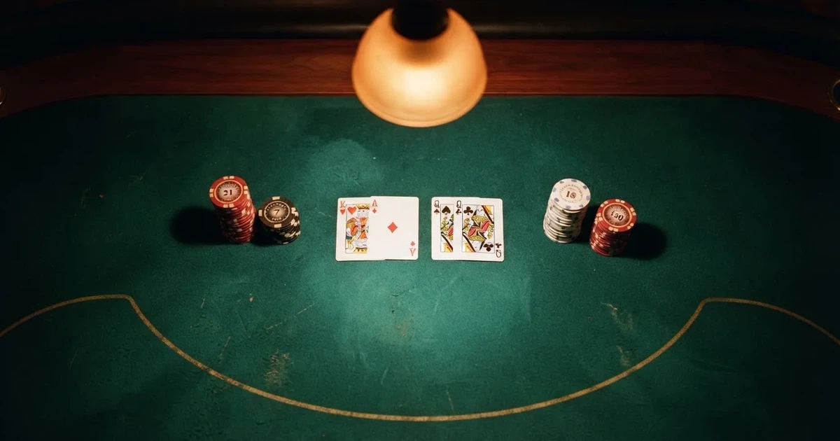 Osvijetljen stol za igru s kartama, snimljen odozgo — casino aparati u hrvatskoj